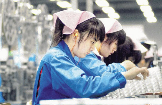 สื่อจีนตีแผ่ Foxconn บังคับใช้แรงงานนักเรียน ฝึกงานในโรงงาน iPhone 5!!