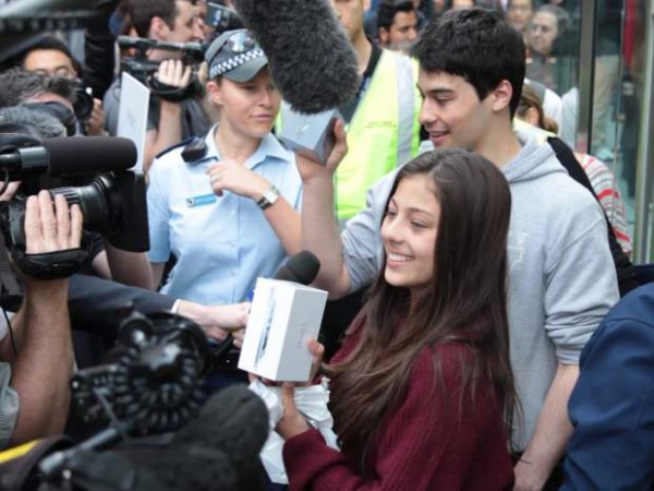 เผยโฉมหน้าพี่น้องชาวออสซี่ที่ได้เป็นเจ้าของ iPhone 5 เครื่องแรกของโลก