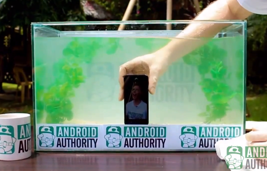 ชมการทดสอบ iPhone 5 สุดโหด ราดด้วยกาแฟร้อน เขย่าในถุงใส่เหรียญ ปิดท้ายด้วยการแช่ในตู้ปลา (ชมคลิป)