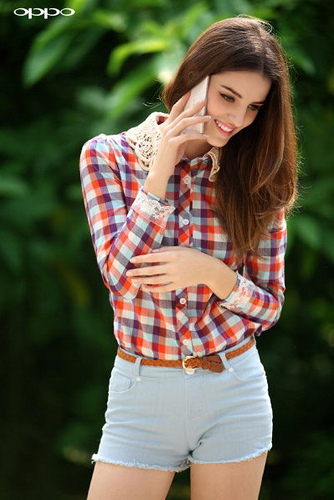 ใครจะแจ่มกว่ากัน!! ระหว่างนางแบบและ Oppo Finder สีขาว