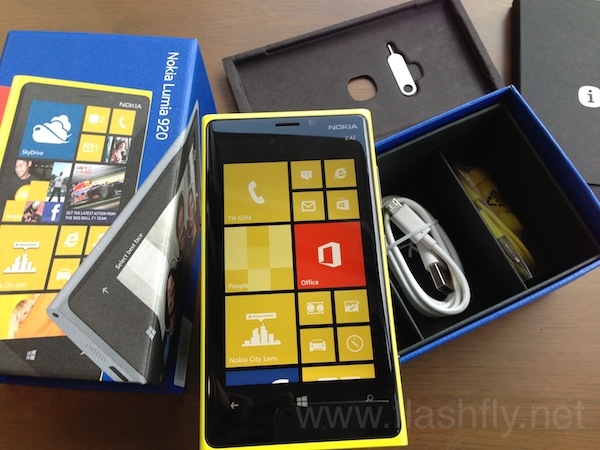 แกะกล่อง Nokia Lumia 920 สมาร์ทโฟนที่มาพร้อมเทคโนโลยีถ่ายภาพและวิดีโอขั้นเทพ
