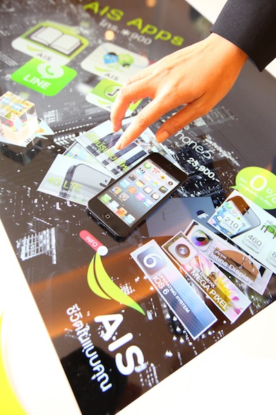 AIS ส่ง Smart Table โต๊ะInteractive สุดล้ำ พลิกมิติงานบริการเพื่อสาวกไฮเทค ประเดิมแห่งแรกที่ AIS Shop สาขาเดอะมอลล์ บางกะปิ