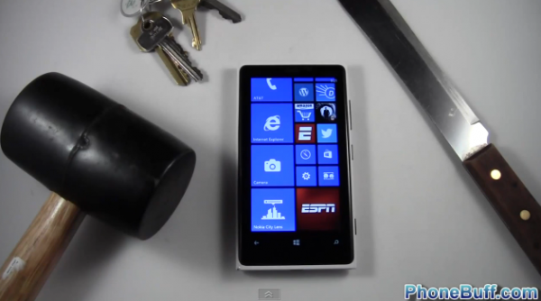 สุดโหด!! จับ Nokia Lumia 920 มาขุดด้วยกุญแจ เอามีดฟัน ทุบด้วยค้อน จบด้วยนำมาตอกตะปู (ชมคลิป)