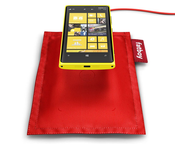 หมอนรองชาร์จไร้สาย ดีไซน์เก๋สีสันสดใส จาก Fatboy อีกหนึ่งอุปกรณ์เสริมสุดเท่สำหรับสาวก Nokia Lumia