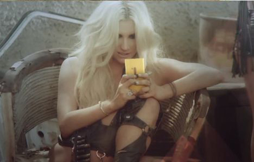 Nokia Lumia 920 สีเหลืองสุดงาม ถูกนำมาเล่น MV เพลงใหม่ของ Ke$ha’s แล้ว (ชมคลิป)