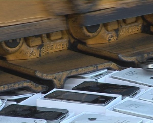 คลิปสุดโหด!! ตำรวจรัสเซียใช้รถแทรกเตอร์บดขยี้ iPhone 4S เถื่อนกว่า 127 เครื่อง (ชมคลิป)