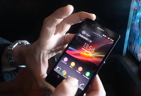 ทดสอบ Sony Xperia Z ด้วยการนำเอาทรายละเอียดมาถูที่หน้าจอ จากนั้นนำไปล้างน้ำ (ชมคลิป)