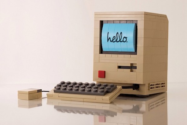 เคยเห็นหรือยัง!! เครื่อง Macintosh รุ่นแรกที่สร้างขึ้นจากชิ้นส่วน LEGO (ชมภาพ)