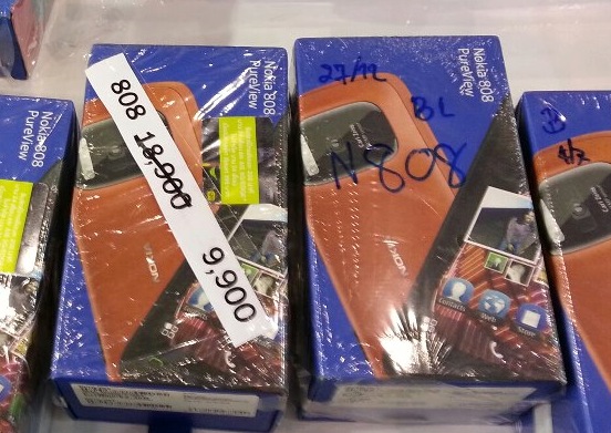 หั่นราคาแหลก!! Nokia 808 Pureview ลดราคาจาก 18,900 เหลือเพียง 9,900 บาท ที่งาน Commart Thailand 2013