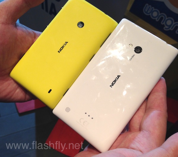 เทียบขนาด 2 รุ่นใหม่ระหว่าง Nokia Lumia 720 และ Lumia 520 พร้อมชมเคสของทั้ง 2 รุ่น