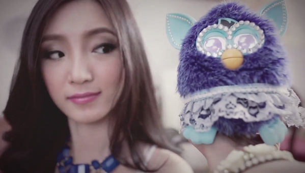 แชร์สนั่น! 3 สาวเน็ตไอดอลชื่อดังพา Furby ขยี้ Harlem Shake (ชมคลิป)