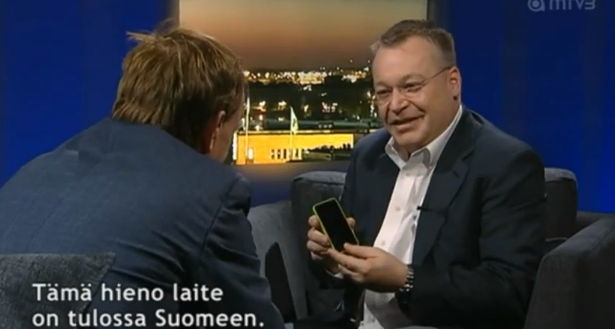 ฮือฮา!! ซีอีโอ Nokia โยน iPhone 5 ของผู้พิธีกรทิ้งขณะออกรายการทีวี (ชมคลิป)