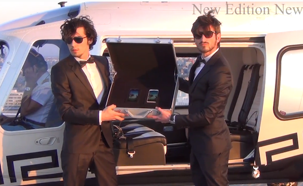 สุดอลังการณ์!! Samsung นำ Galaxy S4 ขึ้นเฮลิคอปเตอร์พร้อมชายชุดดำ เพื่อเปิดตัวที่โรมาเนีย (ชมคลิป)