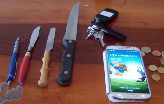 ทดสอบหน้าจอ Samsung Galaxy S4 แบบสุดโหดด้วย มีด, กุญแจรถ และเหรียญ (ชมคลิป)