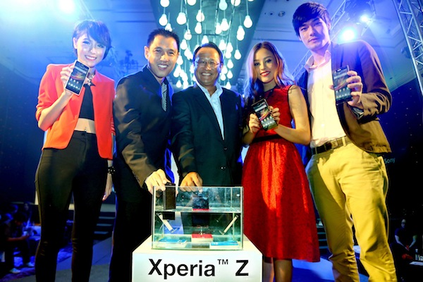 โซนี่ เปิดตัว Xperia Z พร้อมเนรมิตเวทีน้ำ ทดสอบคุณสมบัติสมาร์ทโฟนกันน้ำกลางกรุง