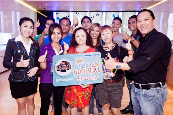 dtac แจกจริง ลูกค้าผู้โชคดีจากแคมเปญ ดีแทคแจกสนั่น 30 วัน 30 เครื่อง มอบ Nokia Lumia 720 แก่ลูกค้าผู้โชคดี