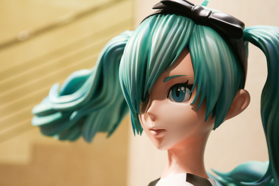 ชมฟิกเกอร์เท่าคนจริง Hatsune Miku ในชุดคอนเสิร์ตโอเปร่า “The End” จากหลุยส์วิตตอง