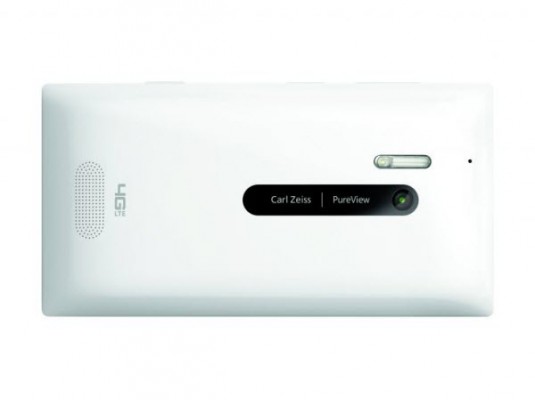 700-nokia-lumia-928-white-landscape-back