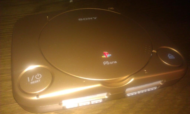 Sony ส่ง PSone สีทองเชิญชวนนักพัฒนาเข้าร่วมอีเว้นท์งาน E3