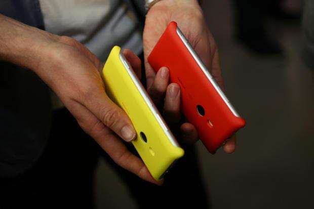 Lumia_925_charging_cover_red_yellow