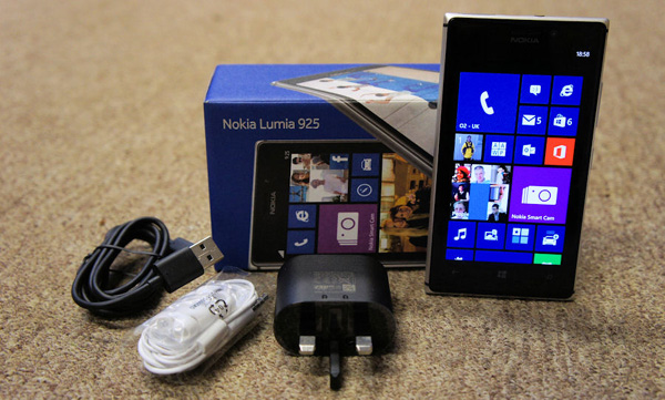 ชมคลิปแกะกล่อง Nokia Lumia 925 รุ่นใหม่ล่าสุด จากเว็บต่างประเทศชื่อดัง (ชมคลิป)