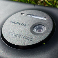 ชมภาพ Nokia EOS เปรียบเทียบกับ Lumia 920 ความบางแทบไม่แตกต่างกัน
