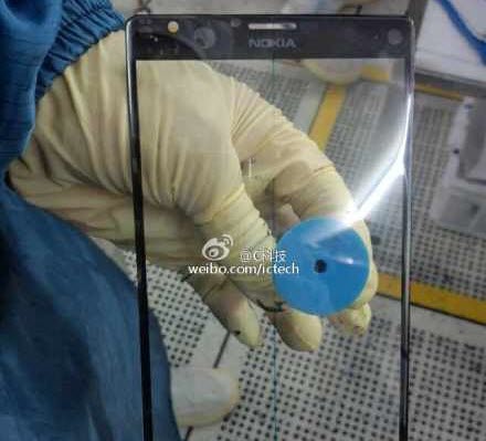 เผยโฉมชิ้นส่วน Nokia Lumia หน้าจอขนาด 6 นิ้วจากโรงงาน