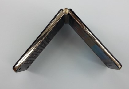 ชมตัวเป็นๆของสมาร์ทโฟนฝาพับ Galaxy Folder จาก Samsung ที่อาจใช้อีกชื่อว่า Galaxy Golden (อัพเดทรูป)