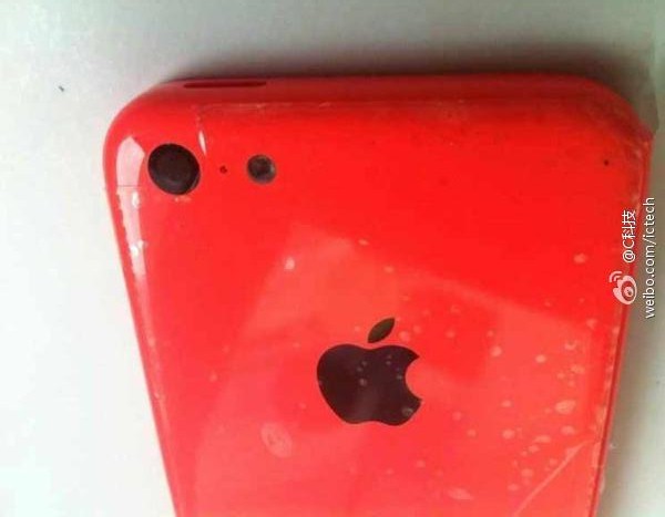 ชมภาพฝาหลังของ iPhone โลว์คอสหรือ iPhone 5C สีแดงใหม่ล่าสุด