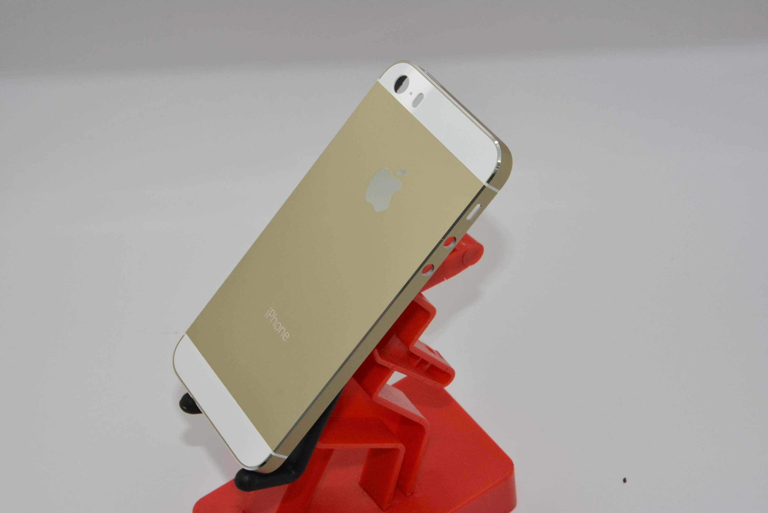 ชมชัดๆ ภาพฝาหลัง iPhone 5S สีทองแชมเปญ ในระยะประชิด