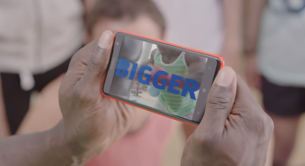 อยากกล้ามใหญ่แบบพี่ต้องใช้ Nokia Lumia 625 นะน้อง (ชมคลิป)