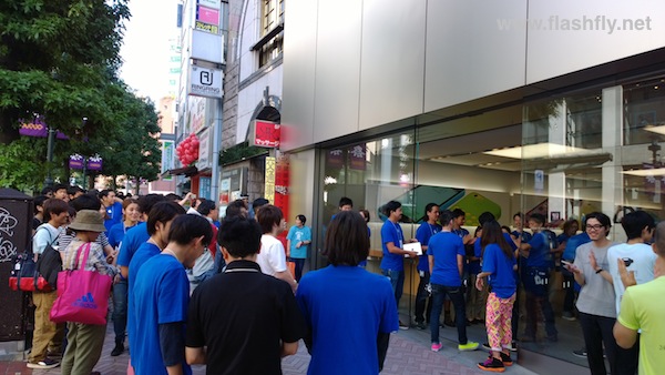 บรรยากาศวันจำหน่าย iPhone 5s และ iPhone 5c ที่ Apple Store สาขา Shibuya ประเทศญี่ปุ่นโดยทีมงาน Flashfly