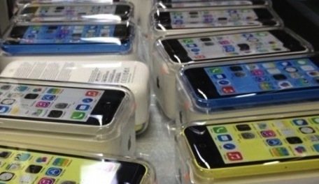 กล่อง iPhone 5C หลุดเพิ่มเติมมาอีกหลายสีทั้ง สีฟ้า,สีเขียวและสีเหลือง