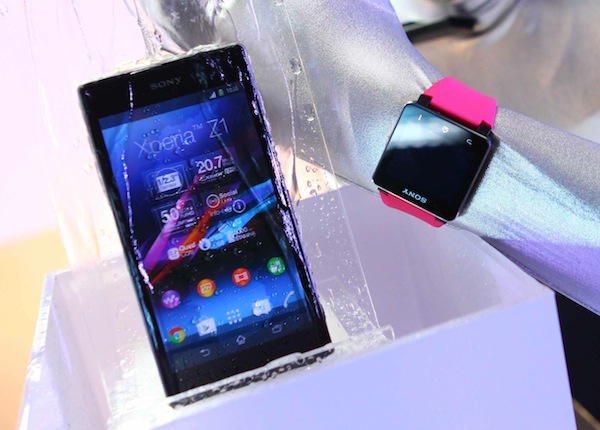 โซนี่ เปิดตัว Xperia Z1ที่ควงคู่มากับ 2 อุปกรณ์เสริมสุดล้ำ Sony Smart Watch 2 และ Smart Bluetooth Handset