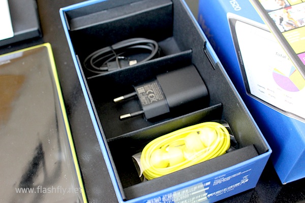 รีวิวแกะกล่อง Lumia 1520 สมาร์ทโฟนจอยักษ์ 6 นิ้วรุ่นแรกจาก Nokia โดยทีมงาน Flashfly
