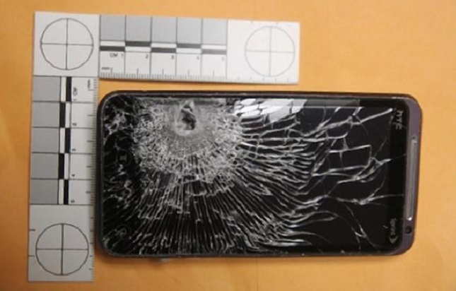 ถูกยิงแต่ไม่ตาย เมื่อ HTC EVO 3D  รับกระสุนแทน (ชมคลิป)