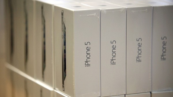 iPhone5_boxed_shelf-e1349773386204