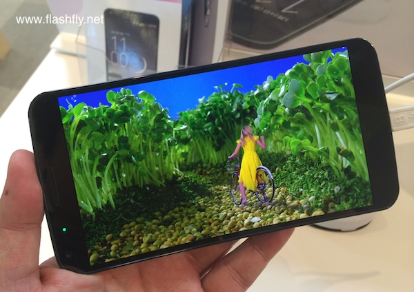 พรีวิวก่อนใคร LG G Flex สมาร์ทโฟนหน้าจอระดับโรงภาพยนตร์และฝาหลังที่สามารถรักษารอยขีดข่วนได้ด้วยตัวเอง