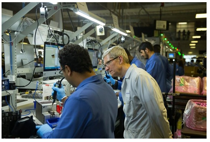 เฟล!! Tim Cook โพสภาพโรงงานผลิต Mac Pro แต่ดันติดภาพเครื่องแมคใช้ Windows ซะงั้น
