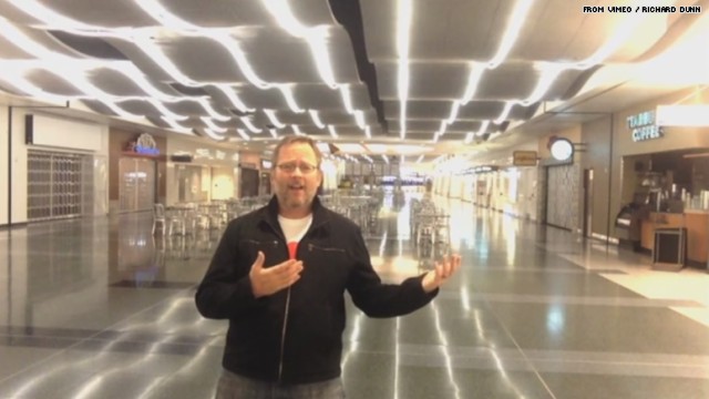 คลิปฮา!! เบื่อรอเครื่องข้ามคืนเอา iPad ถ่ายมิวสิกวีดีโอตัวเองทั่วสนามบินดังเป็นพลุแตก (ชมคลิป)