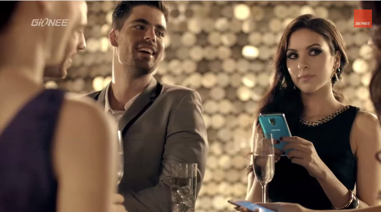 โดนกัดกลับบ้าง เมื่อ Samsung ถูกโฆษณาแซะแรงว่าเป็นแค่ สมาร์ทโฟนพลาสติก!!  (ชมคลิป)