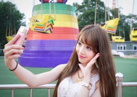 เอาใจสาวกๆคอ Selfie โซนี่เลยออกแบบกล้องให้เป็นขวดน้ำหอมซะเลย