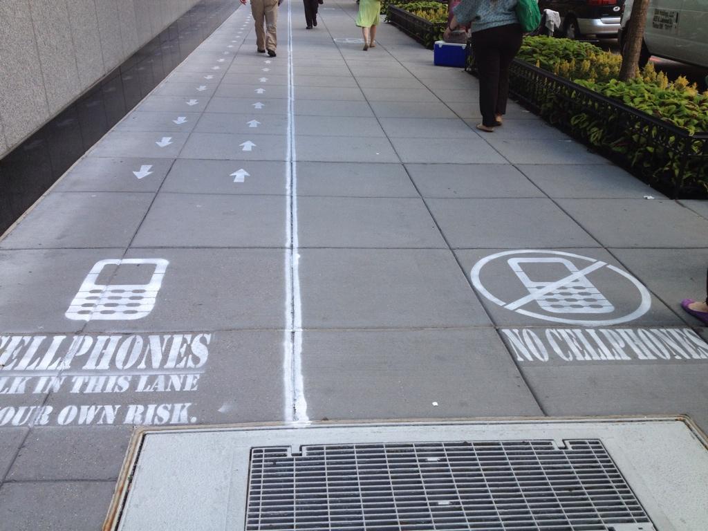 ขาแชตเดินเลนนี้!! กรุงวอชิงตัน ดี.ซี.ทดสอบทางเดินสำหรับผู้ใช้สมาร์ทโฟนกับช่องทางเดินปกติ