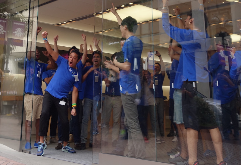 ชมบรรยากาศวินาทีแรกของการเริ่มจำหน่าย iPhone 6 และ iPhone 6 Plus ที่ Apple Strore สาขาชิบูย่า ประเทศญี่ปุ่น (ชมคลิป)