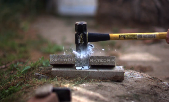 ชมคลิปสุดโหด!! จับ iPhone 6 Plus แช่แข็งในไนโตรเจนเหลวแล้วเอาค้อนทุบทิ้ง