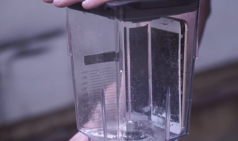 คลิปโหด!! จับ iPhone 6 Plus สีทองมาปั่นโชว์จนแหลกละเอียด