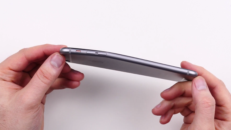 iPhone 6 Plus ทนทานการบิดงอได้แค่ไหนมาดูกัน (ชมคลิป)