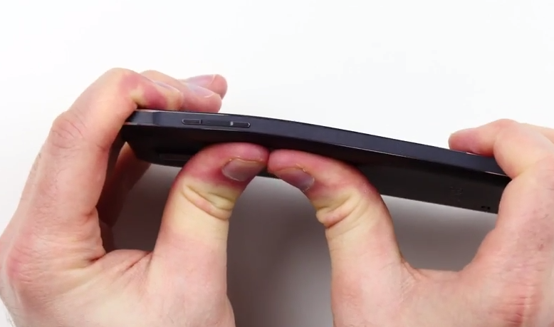 ทดสอบแล้ว!! Samsung Galaxy Note 4 ก็สามารถบิดงอได้เช่นเดียวกับ iPhone 6  Plus (ชมคลิป)