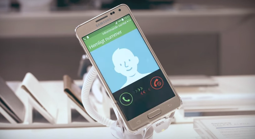 Samsung ประเทศสวีเดนแจกฟรี Galaxy ALPHA สำหรับผู้ที่กล้ารับสายในร้าน (ชมคลิป)