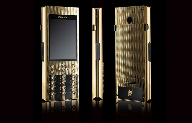 สุดหรู!! Professional 3 GCB มือถือพีเจอร์โฟนเคลือบทองคำ 24K และคริสตัลแซฟไฟร์
